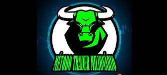 Homem sorrindo confiante, sentado em frente a um laptop com gráficos financeiros em alta, representando o sucesso com o Método Trader Milionário de Jonathan Pacheco.