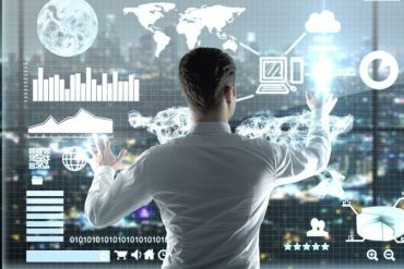 Cientista de Dados trabalhando em um laboratório moderno com códigos em Python e R na tela, visualizando gráficos de machine learning.