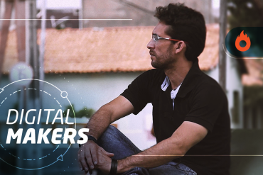 Anderson Rey em um laboratório técnico, demonstrando reparo em uma lavadora moderna com ferramentas especializadas, transmitindo conhecimento e profissionalismo.